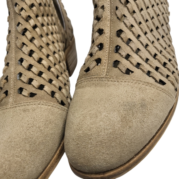 Vince Camuto Phortiena Sand Suede Cutout ankle bootie Size 10 - Picture 5 of 11